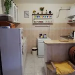 Sarga Oenallo Nyaralohaz Balatonfenyves