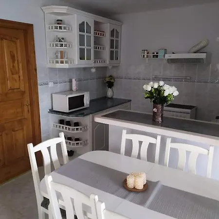 Sarga Oenallo Nyaralohaz Tatil Evi *