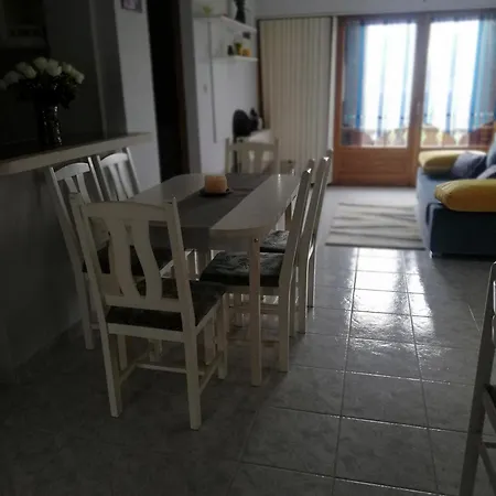 Tatil Evi Sarga Oenallo Nyaralohaz Balatonfenyves
