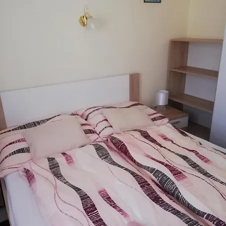 Dom wakacyjny Sarga Oenallo Nyaralohaz