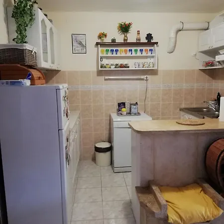 Sarga Oenallo Nyaralohaz Balatonfenyves