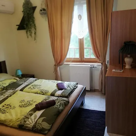 Dom wakacyjny Sarga Oenallo Nyaralohaz *